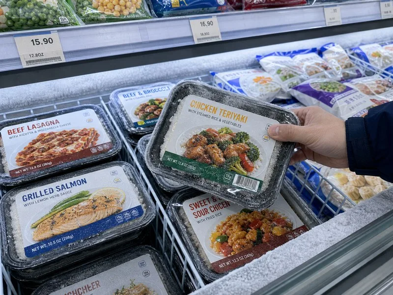 Frozen meal packaging with cold-chain labels