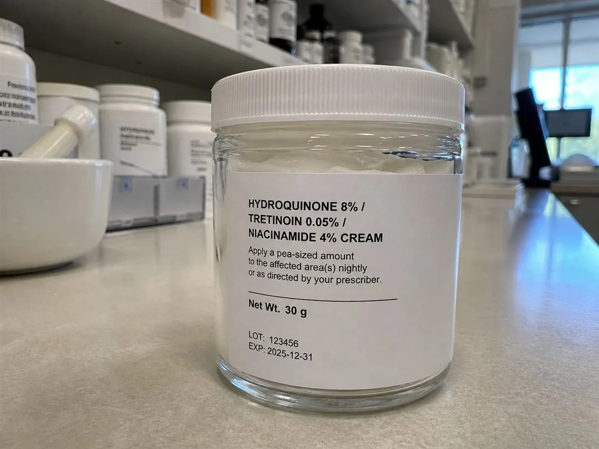 Compounding pharmacy jar with a clean dispensing label