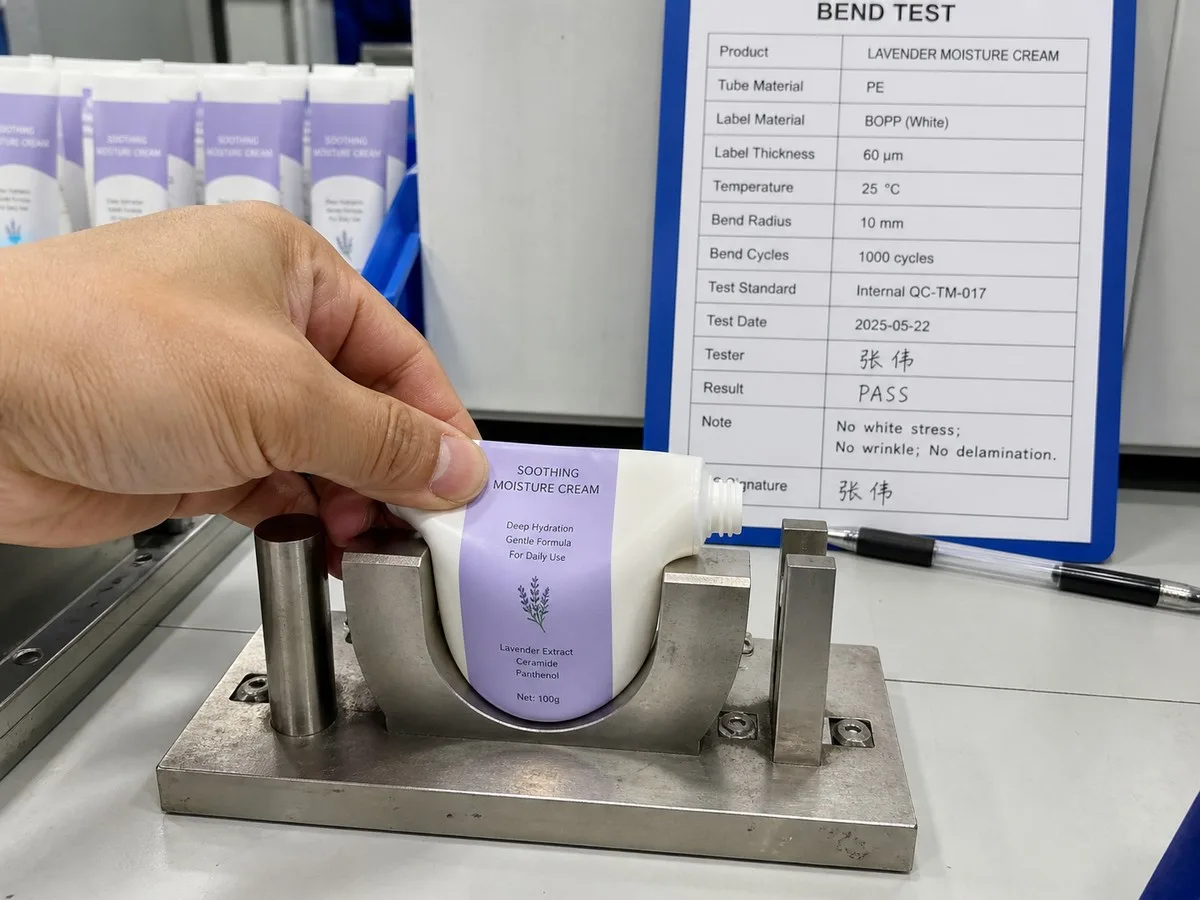 Squeeze tube label flexing without white creases
