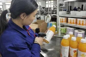 Chinese Qc Scans Juice Bottle Barcode Curved Label