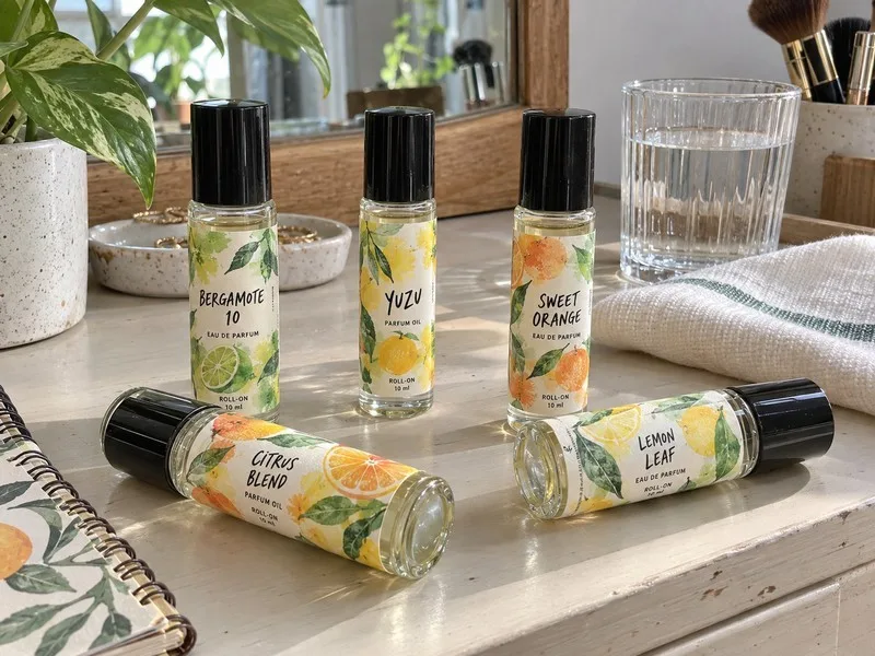 Roll-on bottle with thin conformable wrap label