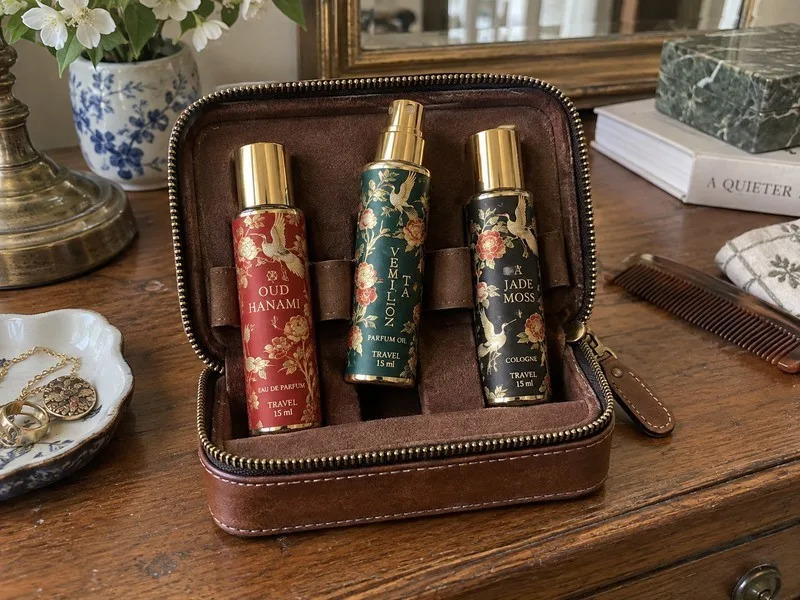 Travel atomizer with narrow wrap label